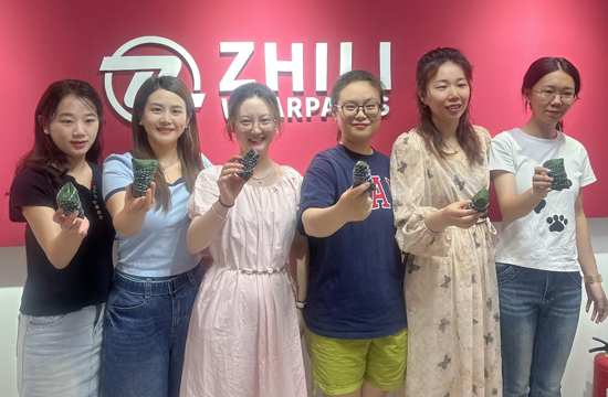 The fragrance of zongzi leaves celebrates the Dragon Boat Festival, and the warmth of Zhili is passe